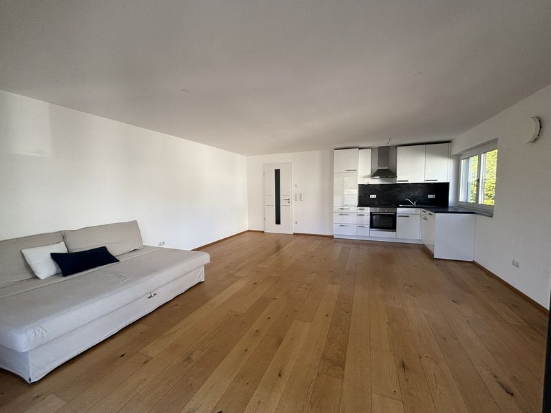Helle 2-Zimmer Wohnung 65,5m2 inkl. Küche, mit Balkon und 2 TG Stellplätze